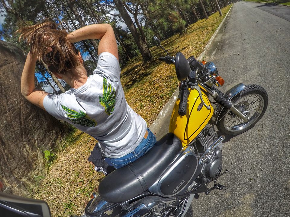 mulher de moto