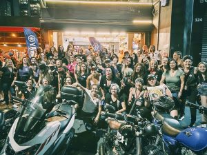 mulheres motociclistas aceleradas